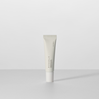 Nawilżająca maska do ust Needly Sleeping Lip Mask z pantenolem w beżowej tubce, widok z przodu, na jasnym tle.