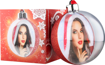 Czerwone bombki świąteczne z nadrukiem twarzy kobiety, jedna w pudełku, druga obok. Produkt personalizowany.