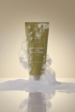 I'm From Mugwort Gel Cleanser w oliwkowej tubce, otoczony puszystą pianką, na jasnym tle. Oczyszcza i koi cerę.