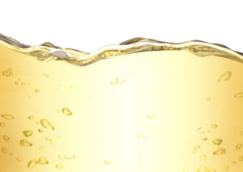 Kojąca Mugwort Essence z bylicą: złota płynna formuła z bąbelkami, zbliżenie na falującą powierzchnię.