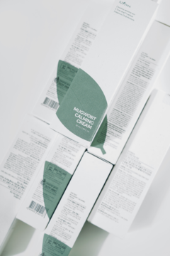 Kilka białych pudełek Isntree Mugwort Calming Cream, kojący krem do twarzy z piołunem, widok z góry.