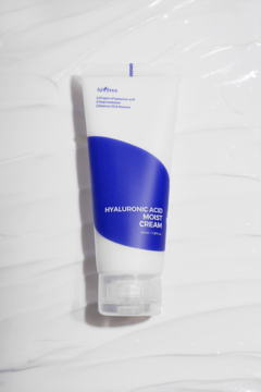 Biała tuba Isntree Hyaluronic Acid Moist Cream, widok z góry na kremowym tle. Nawilżający, 10 rodzajów kwasu hialuronowego.