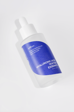 Isntree Hyaluronic Acid Water Essence, matowa butelka z niebieską etykietą, widok pod kątem na białym tle.