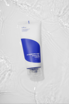 Isntree Hyaluronic Acid Aqua Gel Cream, biała tuba z niebieską etykietą, 5 rodzajów kwasu hialuronowego, na wodzie.