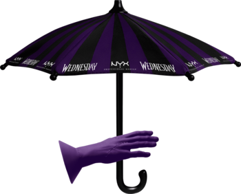 Parasolka NYX Wednesday w czarno-fioletowe pasy, z napisem, trzymana przez fioletową dłoń, chroni telefon.