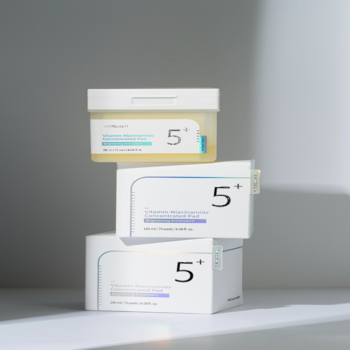 Płatki wyrównujące koloryt 5+ Vitamin Niacinamide Glutathione, białe opakowania, ułożone jeden na drugim.