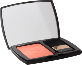 Wypiekany róż Lancôme Blush Subtil Figue Espiegle, brzoskwiniowy, w otwartym czarnym kompakcie z pędzelkiem i lustrem.