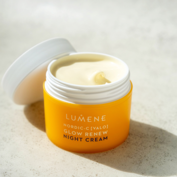 Lumene Nordic-C Valo, rozświetlający krem na noc z witaminą C w otwartym, pomarańczowo-białym słoiku.