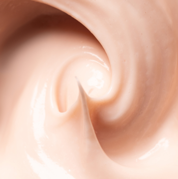 Jasnoróżowy krem Lumene Nordic Bloom przeciwzmarszczkowo-ujędrniający, z detalami wirującej, gładkiej konsystencji.