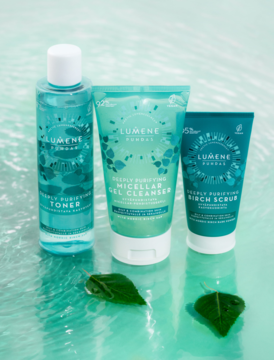 Zestaw Lumene Puhdas Deeply Purifying: toner, żel micelarny i peeling brzozowy, na błękitnej wodzie z liśćmi.