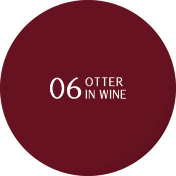 Ciemnoczerwone okrągłe logo z białym tekstem '06 OTTER IN WINE', lakier hybrydowy Stars Otternity.
