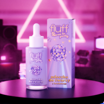 Fluff Born to Party mleczko do twarzy z brokatem, fioletowa butelka z pipetą i pudełko na tle neonu.