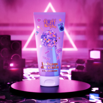 Fluff Born to Party rozświetlający balsam, fioletowa tubka z brokatową kulą, na różowo-fioletowym tle sceny.