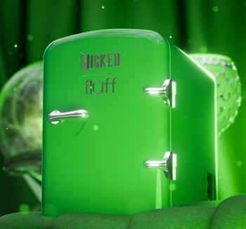 Zielona mini lodówka 'WICKED OFF' w stylu retro, z chromowanymi zatrzaskami, widok z przodu pod kątem.