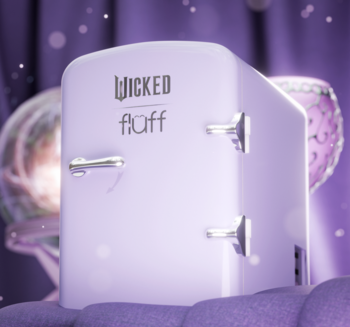 Liliowa mini lodówka na kosmetyki "Wicked Flaff" z dwoma srebrnymi uchwytami, przód i bok na fioletowym tle.