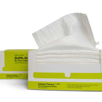Carbon Theory Supa-Sheets XL Face Cleansing Towels: otwarte biało-limonkowe pudełko z białymi, teksturowanymi ręcznikami.