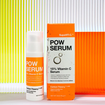 Carbon Theory Pow Serum 15% Wit. C: biała butelka, pomarańczowe pudełko, tło z żółtych i pomarańczowych pasów.