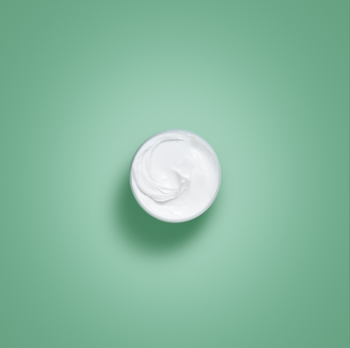 Gęsty, biały krem Collistar Sublime Melting Cream na zielonym tle. Odżywczy do ciała, idealny dla bardzo suchej skóry.