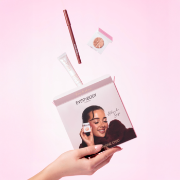 Zestaw kosmetyków Everybody London Frosted Elegance: ręka trzyma pudełko, nad którym unoszą się błyszczyk, kredka i cień.