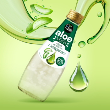 Butelka ReVito Aloe Vera, napój aloesowy z kolagenem i 55% aloesu, na zielonym tle z falami i aloesem.