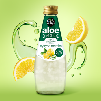 Napój aloesowy ReVito Aloe Vera cytryna matcha w przezroczystej butelce, z aloesem, na zielonym tle z cytrynami.