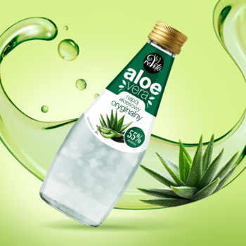 Skośna butelka napoju ReVito Aloe Vera z 55% aloesu, złotą nakrętką, na dynamicznym zielonym tle z aloesem.