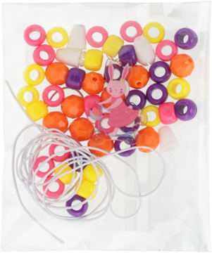 Zestaw do robienia biżuterii: kolorowe koraliki, różowy królik na rowerze i biały sznurek w foliowym opakowaniu.