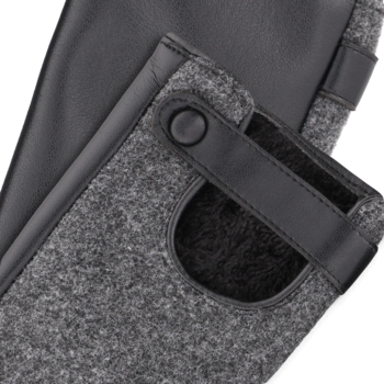 Ciepła szara filcowa rękawiczka z czarnym skórzanym paskiem i zapięciem na guzik, widok z bliska.