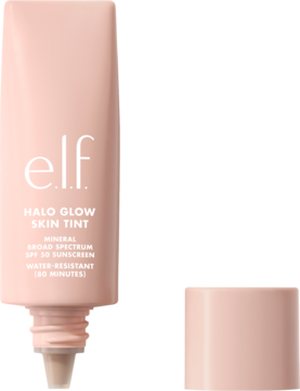 Nawilżający tint e.l.f. Halo Glow SPF 50 o konsystencji serum, beżowa tubka z odkręconą zakrętką.