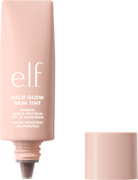 Jasnoróżowy e.l.f. Halo Glow Skin Tint z mineralnym filtrem SPF 50. Tubka z odkręconą nakrętką, widok pod kątem.