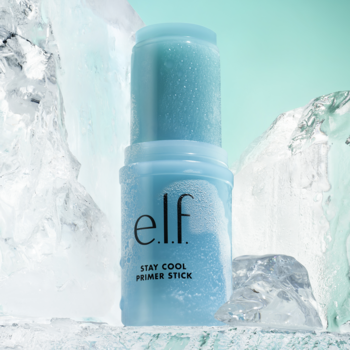 e.l.f. Stay Cool Primer Stick, jasnoniebieski żel w sztyfcie, w krystalicznym opakowaniu na tle lodu, zbliżenie.
