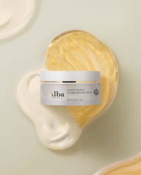 Krem d’Alba White Truffle Double Serum & Cream w białym słoiku, z góry, na tle białego kremu i złotego serum.