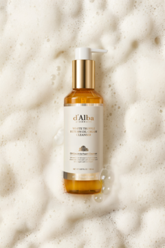 Kremowy olejek d'Alba White Truffle Cleanser z pompką, złoty płyn na obfitej białej pianie.