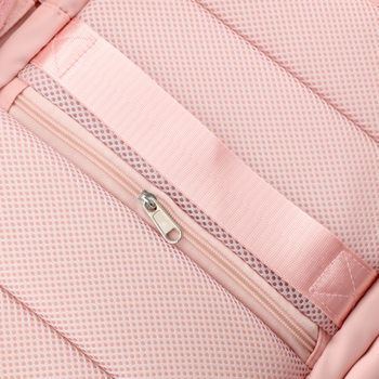 Zbliżenie na różowy plecak z metalowym zamkiem i jasnoróżowym paskiem, na siateczkowym materiale.