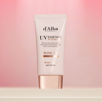 Krem d'Alba White Truffle Waterfull Tone-Up Sunscreen SPF 50+ w różowo-białej tubce, widok z przodu, na różowym tle.