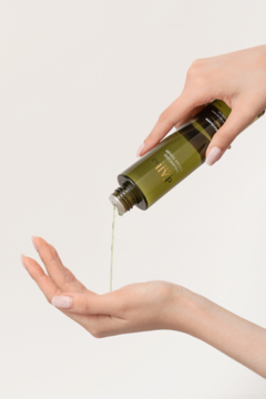 d'Alba Balancing Vegan Toner z truflą, zielona butelka wylewa płyn do dłoni, kojąc i nawilżając skórę.