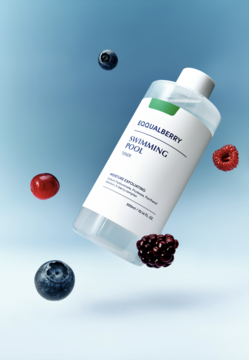 Equalberry Swimming Pool, nawilżający tonik 500ml, butelka z pływającymi jagodami na błękitnym tle.