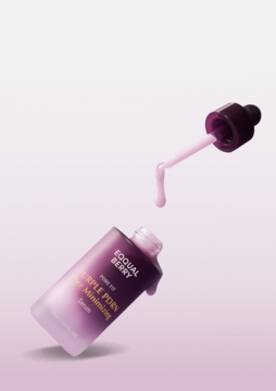 Zbliżenie na Purpurowe serum Eqqualberry PDRN Pore Minimizing, kropla spada z zakraplacza, tło gradientowe.