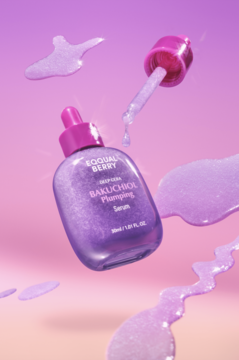 Oriflame Equal Berry Bakuchiol Serum w opalizującej fioletowej butelce, z podniesionym aplikatorem kroplomierza.