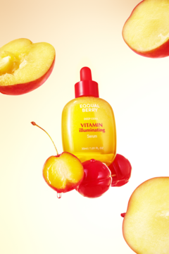 Żółte serum Eqqualberry Vitamin Illuminating z czerwoną pipetą, otoczone owocami na jasnym tle.