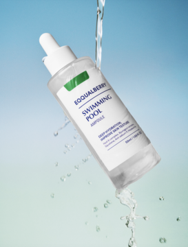 EQUALBERRY Swimming Pool Ampoule, przezroczysta butelka z etykietą, unosi się w strumieniach wody, nawilżające serum.