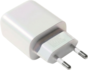 Biały, kompaktowy adapter sieciowy z dwoma okrągłymi pinami, widok pod kątem, idealny do ładowania smartfonów.