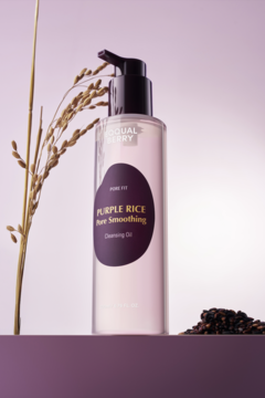Equal Berry Purple Rice Pure Smoothing Cleansing Oil, butelka z pompką, ryżowe łodygi i ziarna na fioletowym tle.