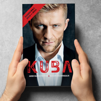Autobiografia „KUBA” Jakuba Błaszczykowskiego, okładka z jego portretem, trzymana w dłoniach, widok z przodu.