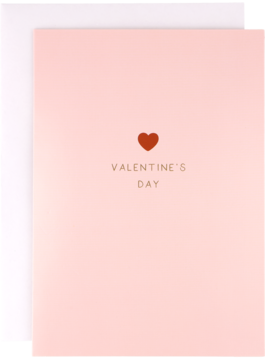 Jasnoróżowa kartka walentynkowa z małym czerwonym sercem i napisem 'VALENTINE'S DAY', widok z przodu na białym tle.