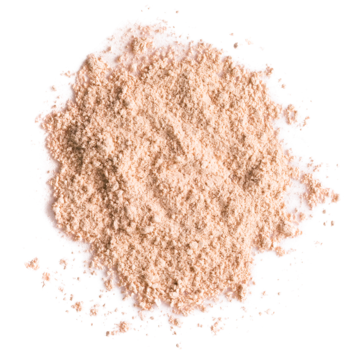 Kupka jasnobeżowego sypkiego pudru do twarzy z oliwką i niacynamidem, satynowy mat i glow, na białym tle.