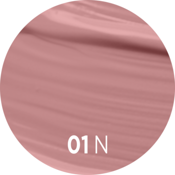 Zbliżenie na gładką, rozmazaną próbkę płynnej pomadki 01 N (nude beż) o miękkim matowym wykończeniu.