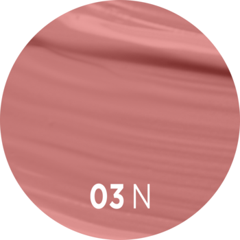 Płynna pomadka o miękkim matowym wykończeniu, odcień 03 N, jasny różowo-beżowy swatch z widocznymi pociągnięciami.