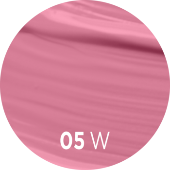 Swatch płynnej pomadki w kolorze pudrowego różu o miękkim matowym wykończeniu, odcień 05 W.