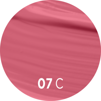 Płynna pomadka matowa 07 C. Swatch w kolorze zgaszonego różu z miękkim matowym wykończeniem, bliskie ujęcie.